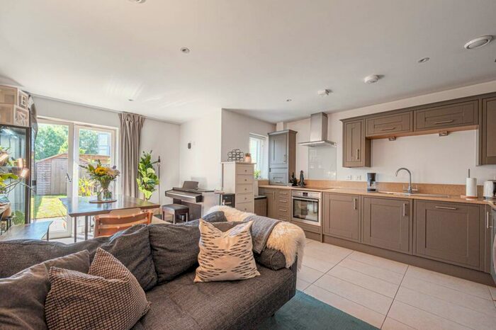 4 Bedroom End Of Terrace House To Rent In Victoria Road, East Barnet, Barnet, EN4