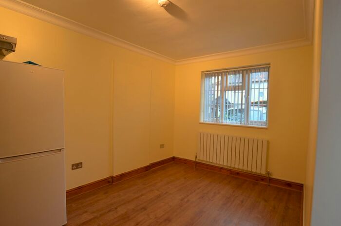 1 Bedroom Studio To Rent In Colne Avenue, Watford, Hertfordshire, WD19