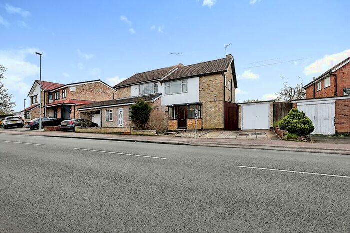 3 Bedroom Semi-Detached House For Sale In Rosemead Drive, Oadby, Leicester, LE2
