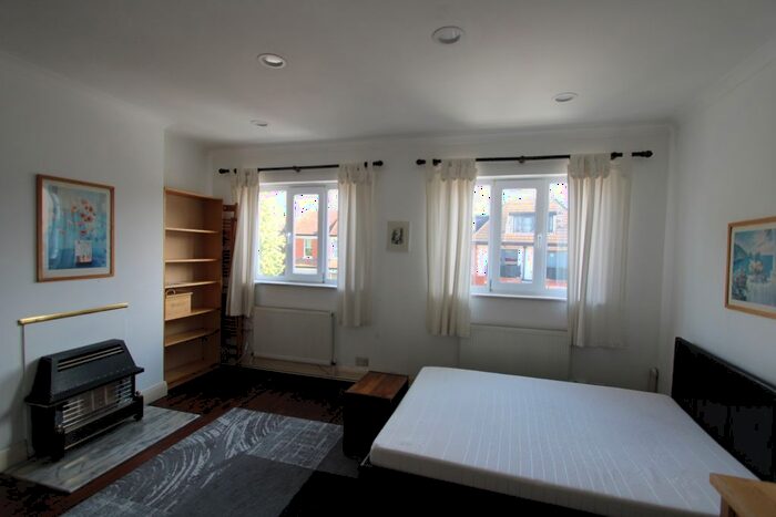 Studio To Rent In Finchley Lane, London, NW4