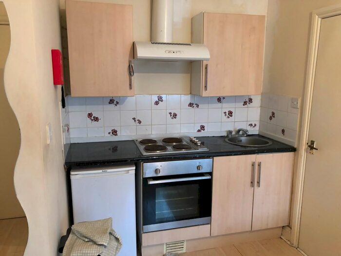 Studio To Rent In Walm Lane, London, NW2