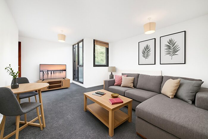 3 Bedroom Flat To Rent In Chandos Way, Golders Green, London, NW11