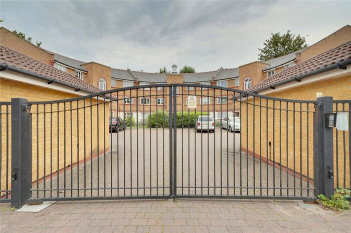 2 Bedroom Flat To Rent In Whitworth Crescent, Enfield EN3
