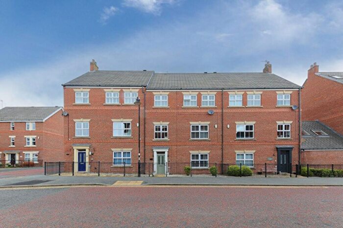 6 Bedroom Terraced House For Sale In Featherstone Grove, Great Park, NE3