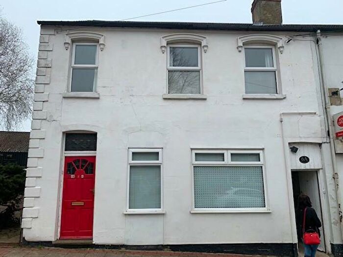 2 Bedroom Flat To Rent In Havelock Street, Desborough, Northants, NN14