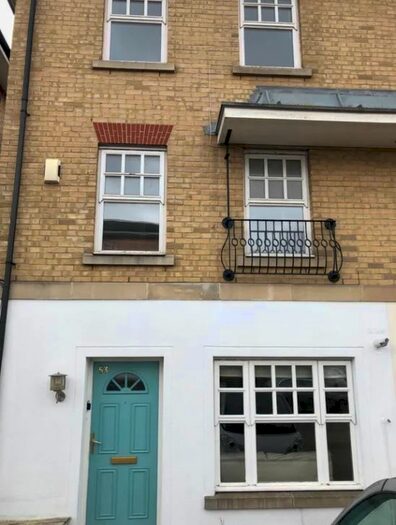 4 Bedroom Semi-Detached House To Rent In Osier Crescent, London N10
