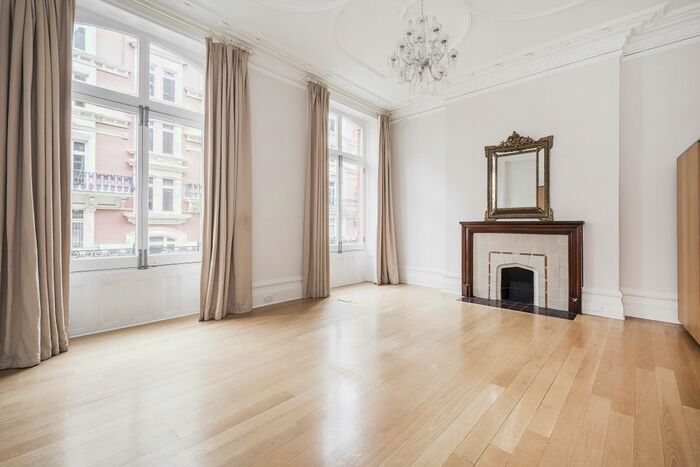 3 Bedroom Flat To Rent In Carlisle Place, London, SW1P