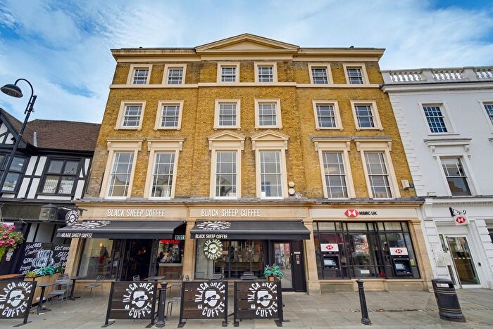 2 Bedroom Flat To Rent In High Street, Uxbridge, UB8