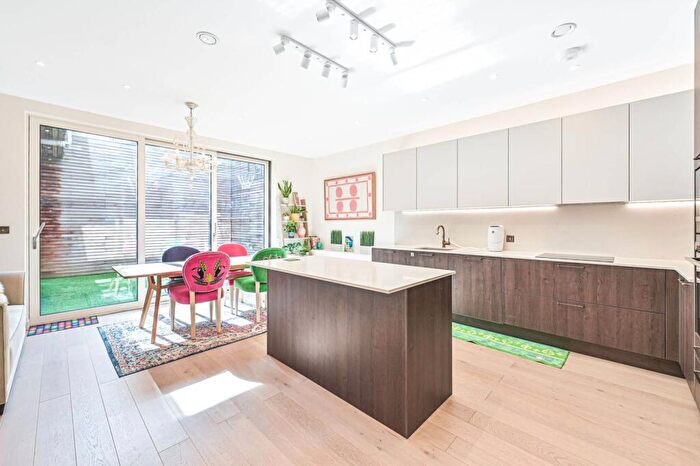 4 Bedroom End Of Terrace House For Sale In Church Walk, Hocroft Estate, London, NW2