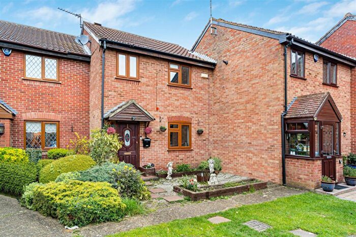 3 Bedroom Terraced House For Sale In Godwin Close, Sewardstone, E4