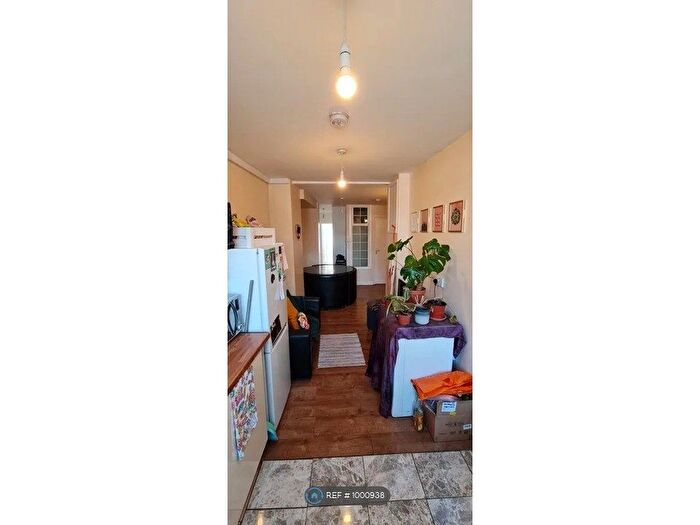 3 Bedroom Flat To Rent In St. Mary Road, London, E17