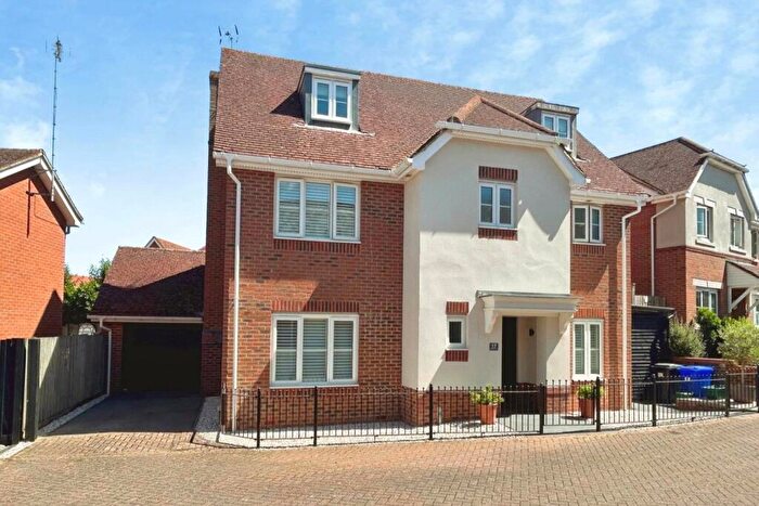 5 Bedroom Detached House For Sale In Myllers Lond, Hook, Hampshire, RG27