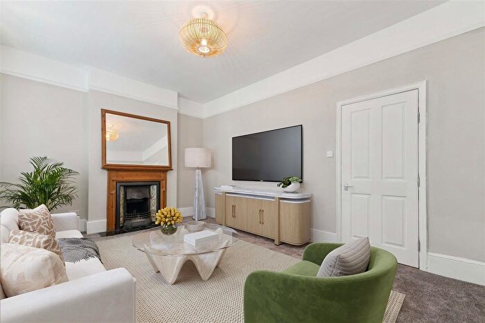 3 Bedroom Maisonette For Sale In Acton Lane, London, W4