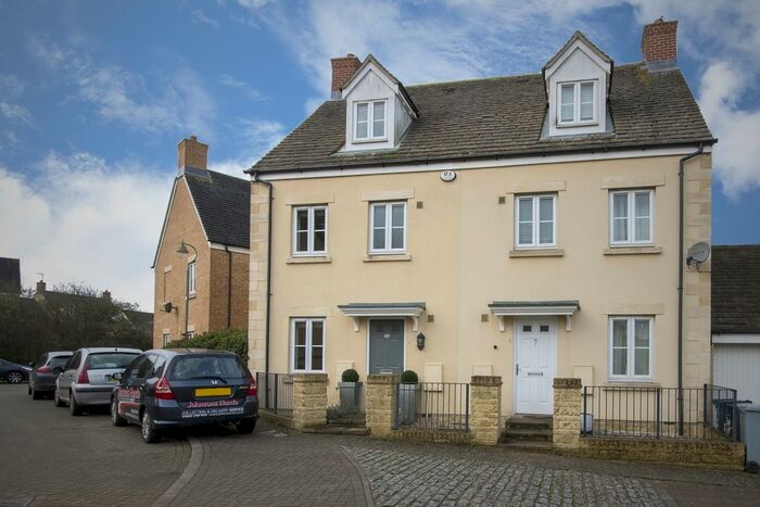 3 Bedroom Town House To Rent In Northfield Square, Witney, OX28