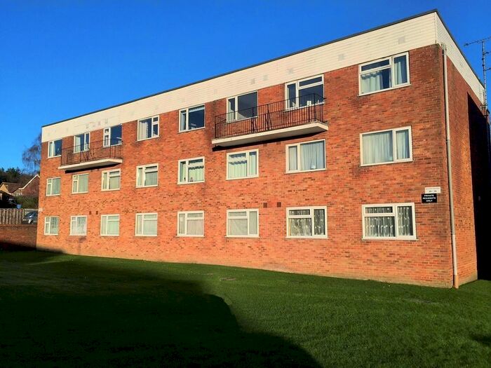 2 Bedroom Apartment To Rent In Bracken Crescent, Bishopstoke, SO50