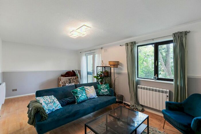 2 Bedroom Flat To Rent In Wavel Place, London, SE26