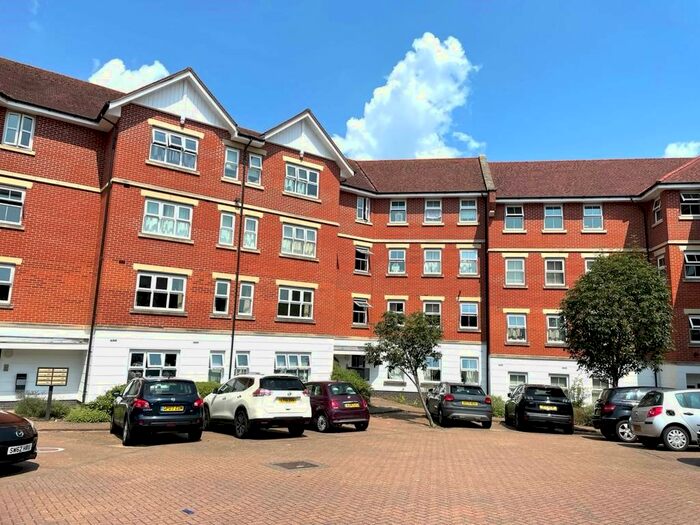 2 Bedroom Flat To Rent In Bell Chase, Aldershot, GU11