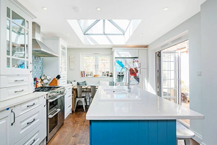 3 Bedroom Flat For Sale In Hammersmith Grove, Hammersmith, London, W6