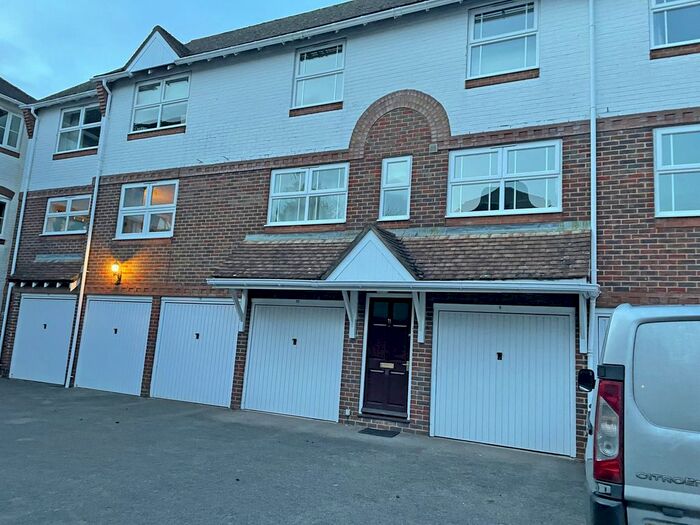 2 Bedroom Flat To Rent In Three Cuppes Lane, Salisbury, SP1