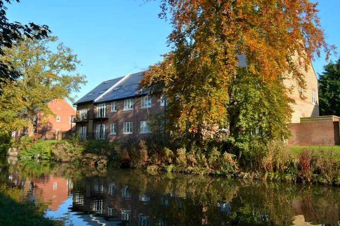 2 Bedroom Apartment To Rent In Heron Place Apartments, Bank Mill, HP4