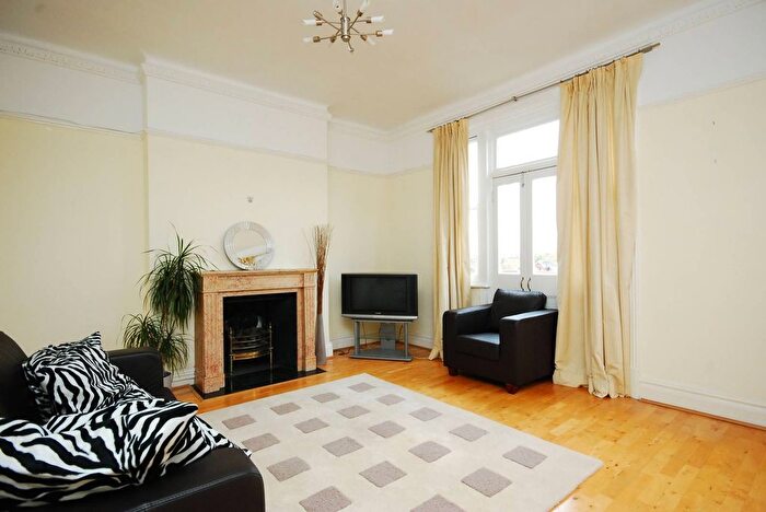 2 Bedroom Flat To Rent In Ranelagh Gardens, Stamford Brook, London, W6