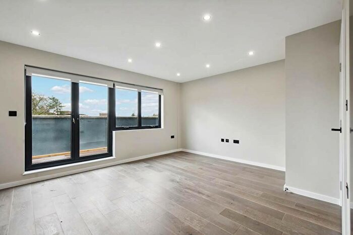 2 Bedroom Flat To Rent In Arcadia Avenue, London, N3