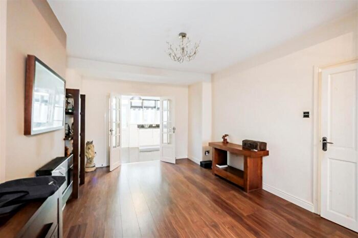 3 Bedroom End Of Terrace House For Sale In Kimberley Road, North Chingford, E4