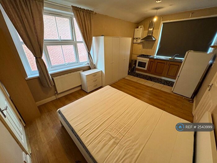 Studio To Rent In London Road, Mitcham, CR4