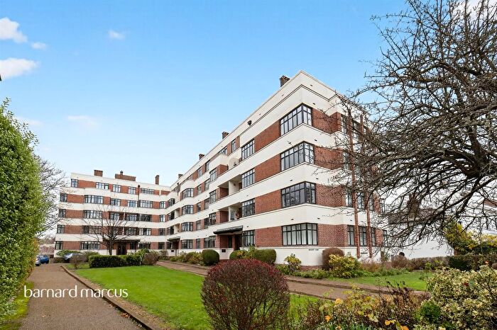 2 Bedroom Flat For Sale In The Crescent, Surbiton, KT6