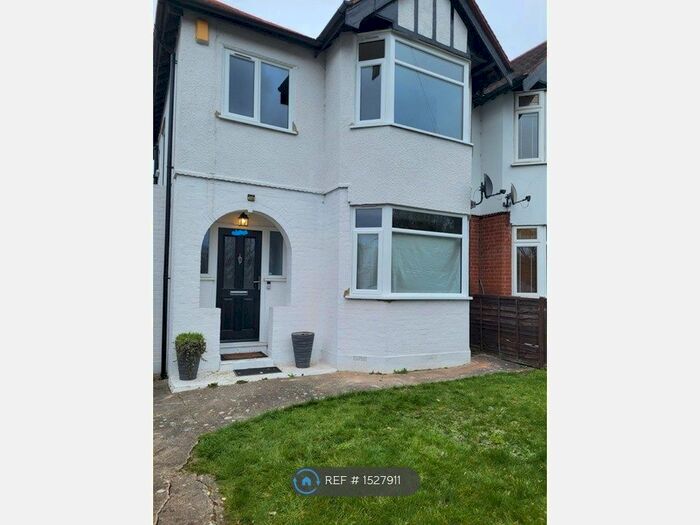 3 Bedroom Semi-Detached House To Rent In Ainslie Wood Road, London, E4