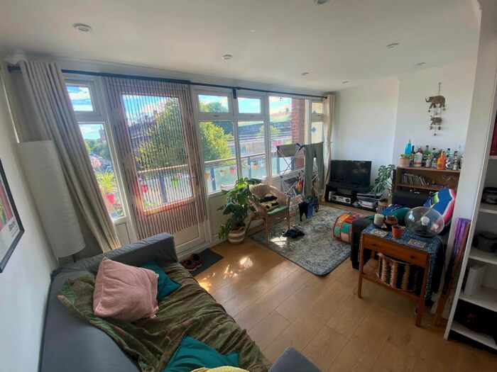 3 Bedroom Flat To Rent In Cooks Road, SE17