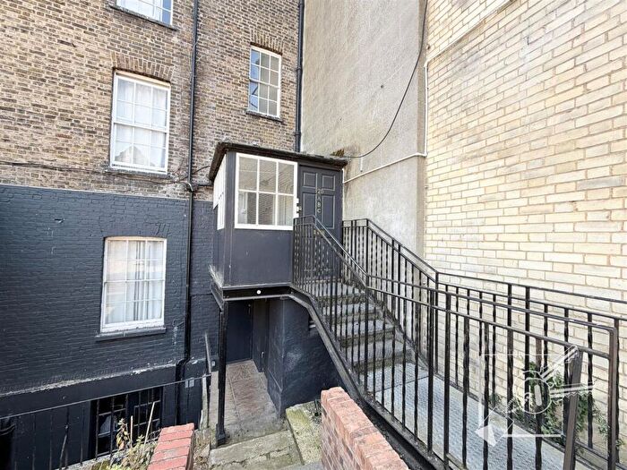 1 Bedroom Flat To Rent In West Crescent Road, Gravesend, Kent, DA12