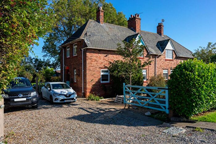 3 Bedroom Cottage For Sale In Old Hall Road, Sunk Island, HU12