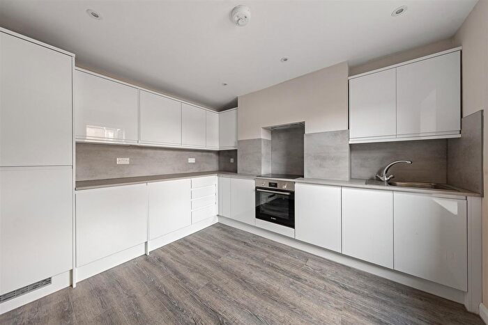 2 Bedroom Maisonette To Rent In Balham High Road, London, SW17