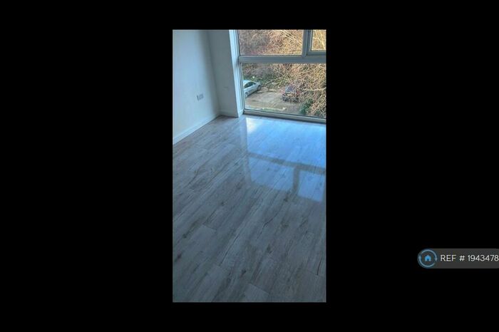 2 Bedroom Flat To Rent In Trotwood, Chigwell, IG7