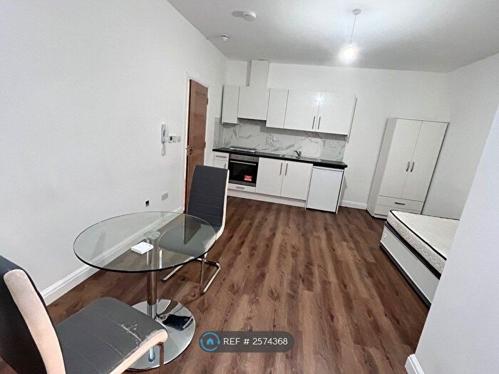 Studio To Rent In Palmers Green, Palmers Green, N13