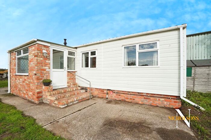 2 Bedroom Park Home To Rent In Blyton Carr, Gainsborough, Lincolnshire, DN21