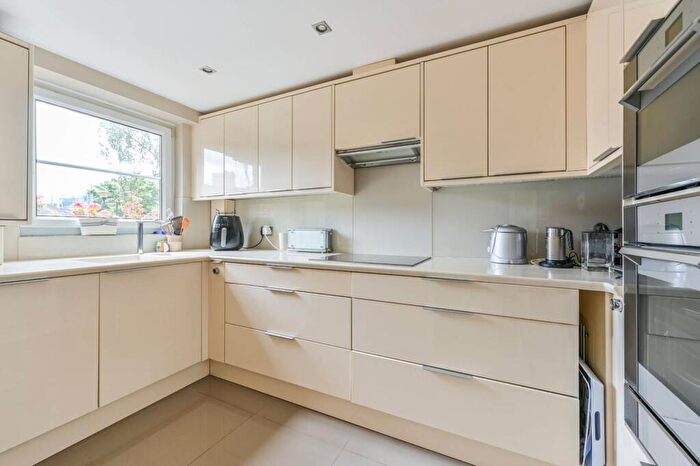 2 Bedroom Flat To Rent In Paveley Drive, Battersea, London, SW11