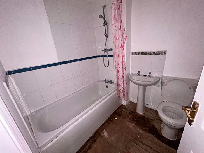 4 Bedroom Town House To Rent In Littlebrooke Close, Bolton, BL2