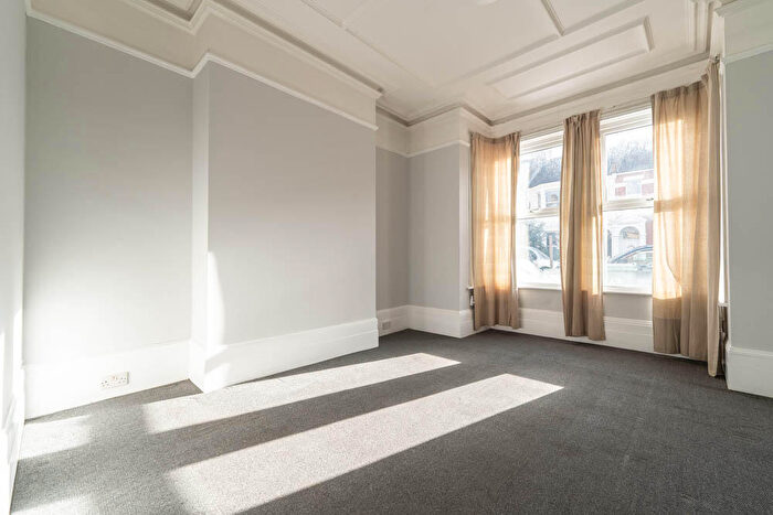 1 Bedroom Flat To Rent In Abbotts Park Road, Leyton, E10