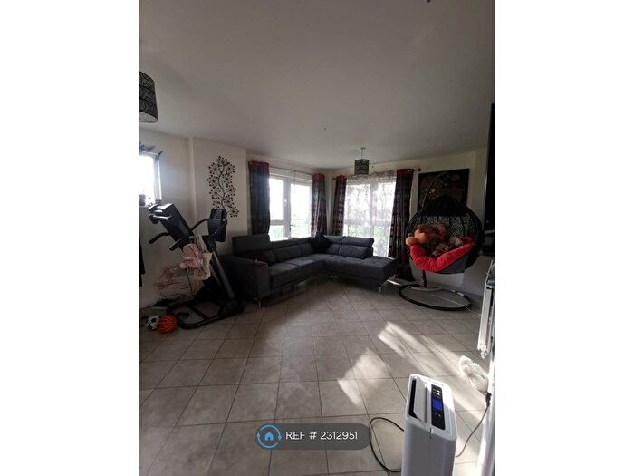 3 Bedroom Flat To Rent In Trinity House, Dagenham, RM8