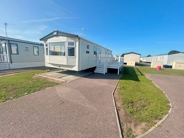 3 Bedroom Mobile/park Home For Sale In Beach Road, St. Osyth, Clacton-On-Sea, CO16