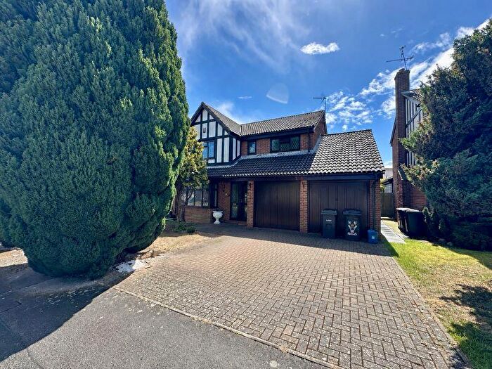 4 Bedroom Detached House For Sale In Emmer Green, Luton, LU2