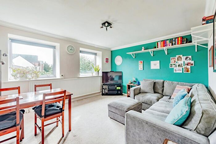 2 Bedroom Apartment For Sale In Woodlands Road, Redhill, RH1