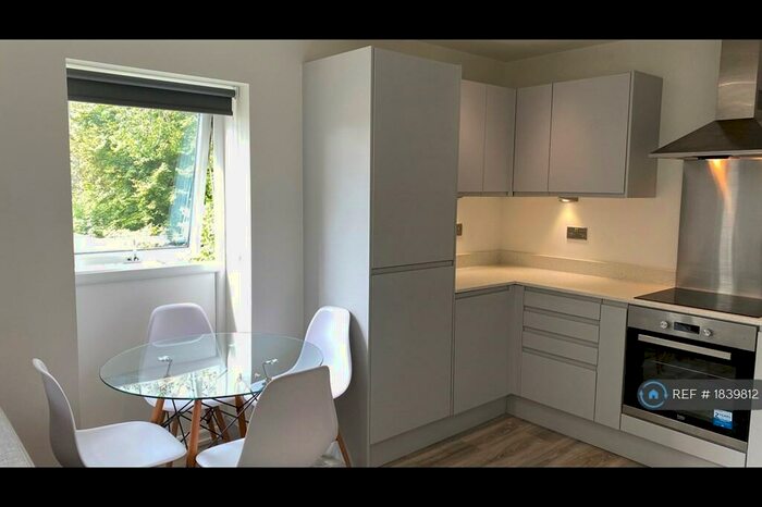 2 Bedroom Flat To Rent In Trinity Court, Leeds, LS9