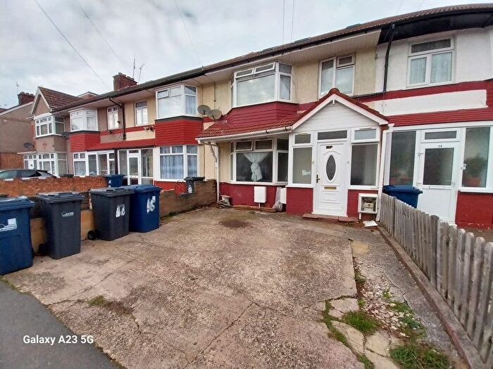 3 Bedroom Flat To Rent In Orchard Avenue, Southall, UB1