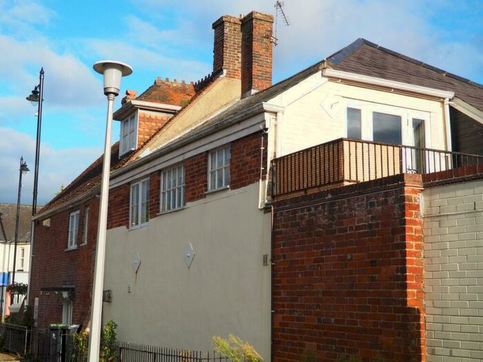1 Bedroom Flat To Rent In Bargates, Christchurch, BH23