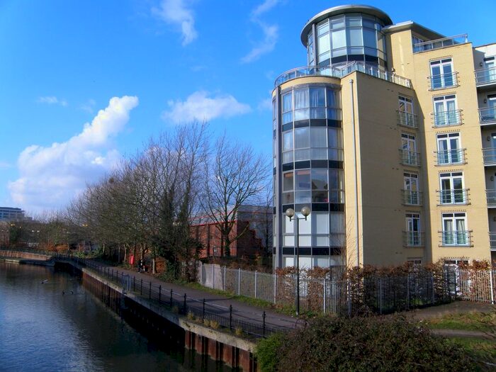 2 Bedroom Flat To Rent In The Meridian, Kenavon Drive, Reading, Berkshire, RG1