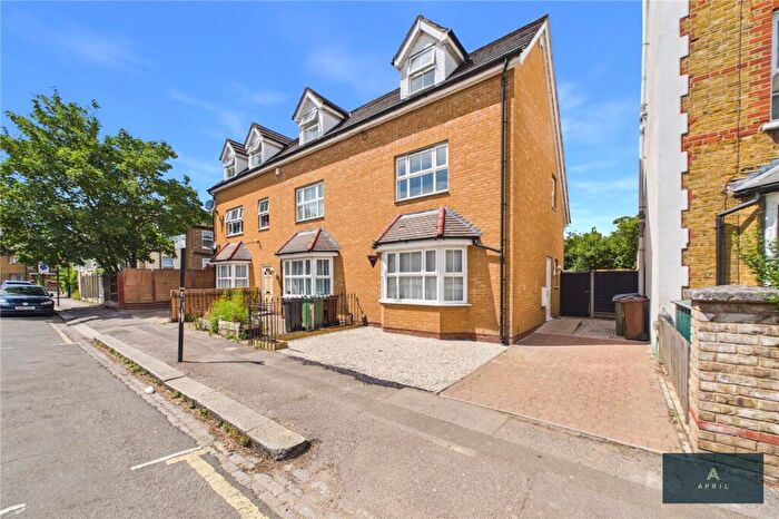 2 Bedroom End Of Terrace House For Sale In Thornhill Road, London, E10