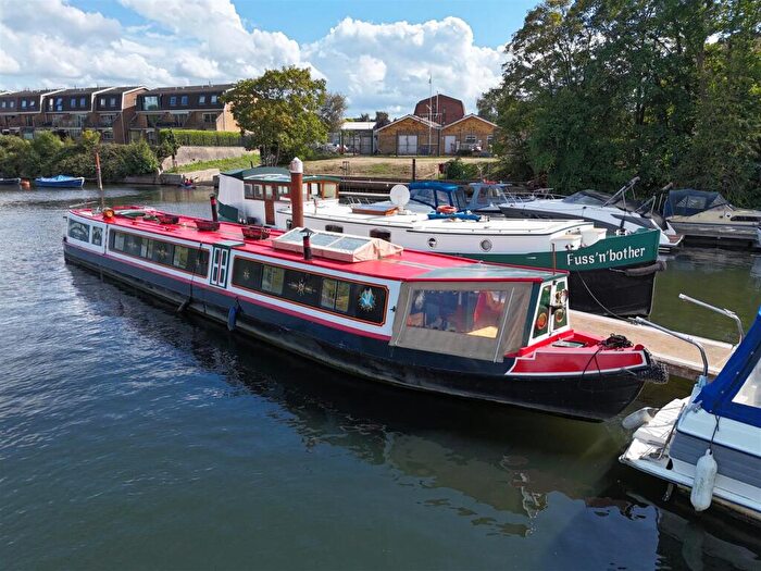 2 Bedroom House Boat For Sale In Maise, Barge Walk, KT1